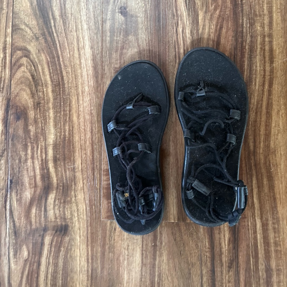 Teva size 6 hiking shoes
